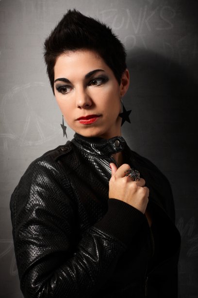 朋克女孩的肖像看着别处图片下载