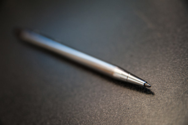 桌上的铬笔图片下载