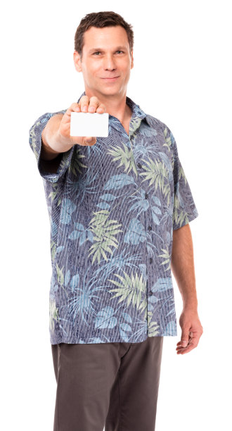 穿着夏威夷衬衫的男人拿着白色的空白信用卡图片下载