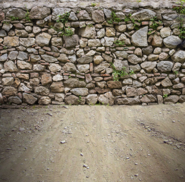 道路上的石墙。图片下载