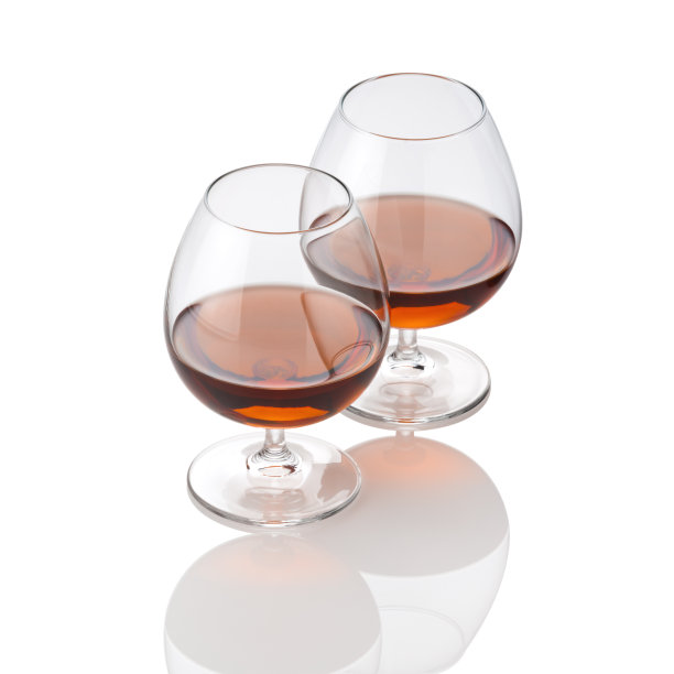 两杯白兰地在反射的白色背景上图片下载