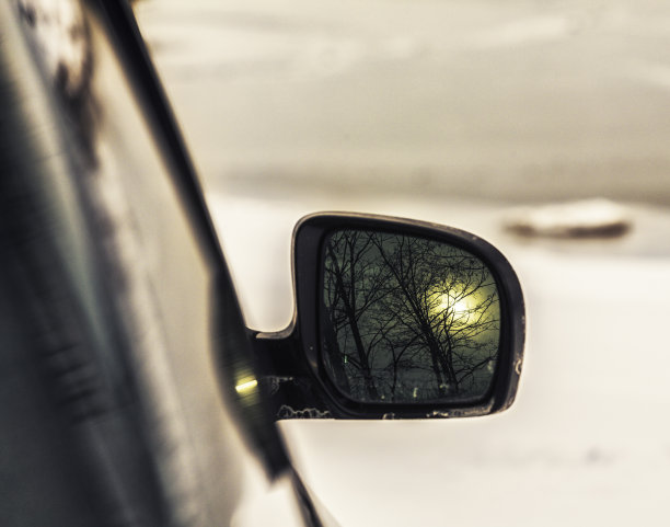 汽车镜子里的冬日日落图片下载