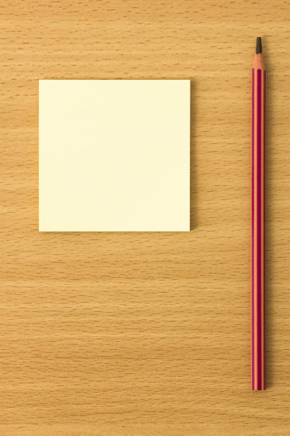 木桌上的空白便利贴和铅笔图片下载