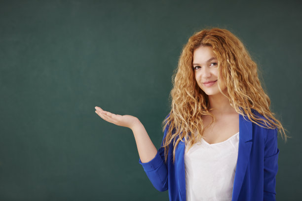 学生在黑板上图片下载