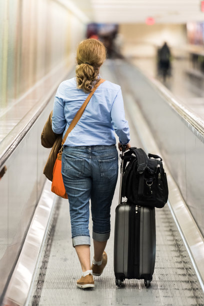 成熟的女人旅行图片下载
