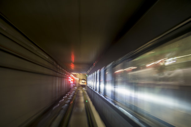 模糊运动列车在隧道进站图片下载
