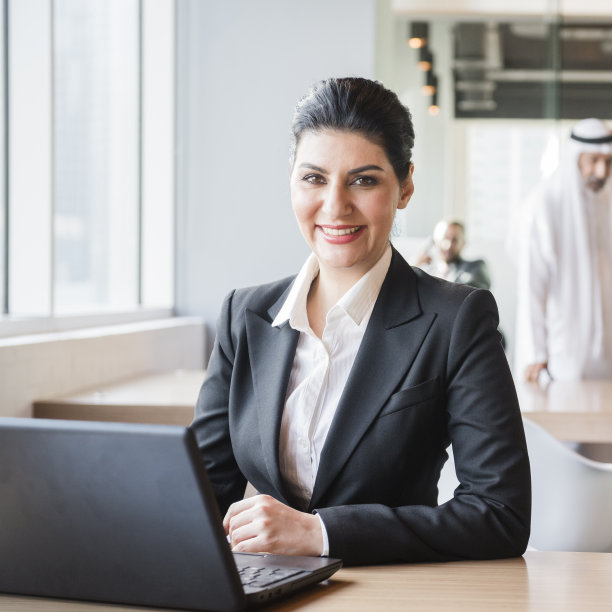 工作中阿拉伯女商人图片下载