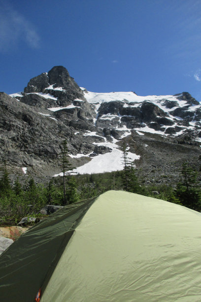 在山脚下搭帐篷图片下载