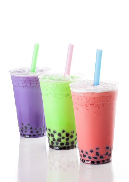 三杯彩色珍珠奶茶，配吸管素材图片