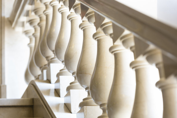 阳光下美丽的大理石栏杆和台阶图片下载