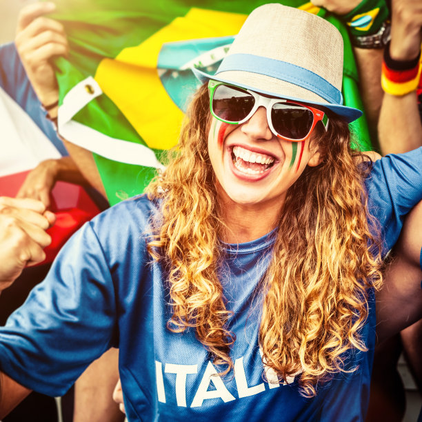 金发的意大利球迷，年轻女子欢呼图片下载