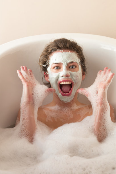 洗澡时戴面罩的女人图片下载