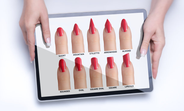 女人在大平板上展示不同指甲形状的手指图片下载