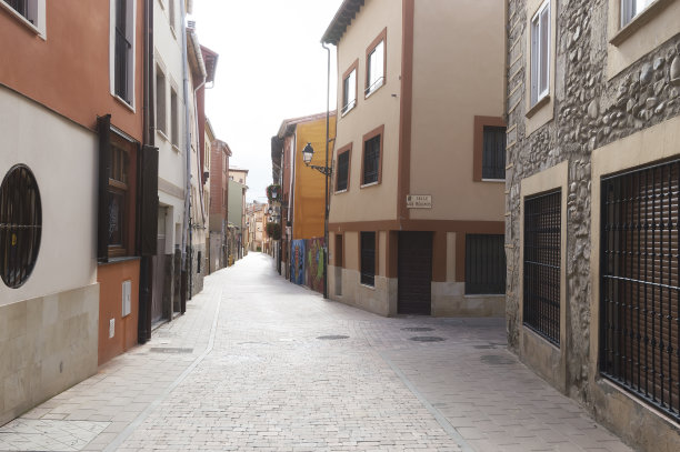 北部的贝洛拉多市，通往布尔戈斯圣地亚哥德孔波斯特拉的道路图片下载