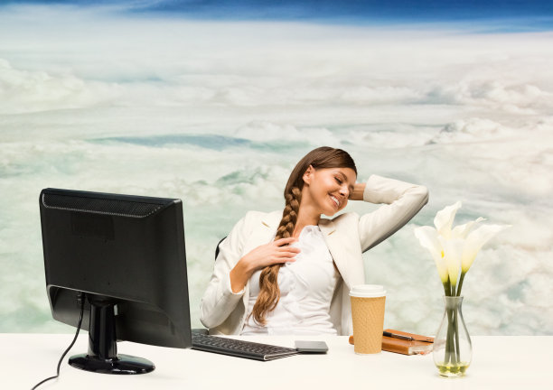 微笑的女商人坐着工作图片下载