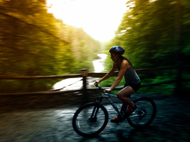 女子山地自行车图片下载