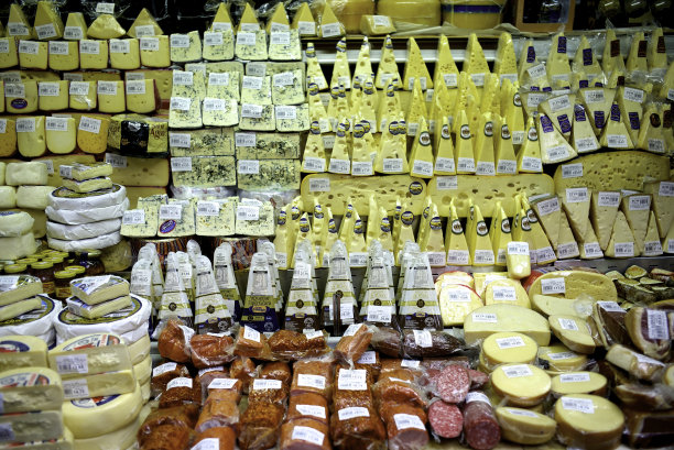 农贸市场出售多种乳酪图片下载