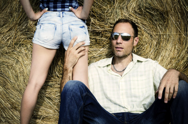 男人抱着她的女孩图片下载