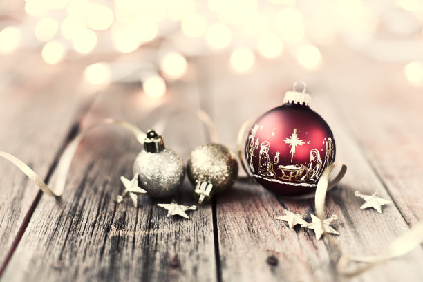 在木头背景上的装饰和缎带的圣诞圣诞装饰品图片下载