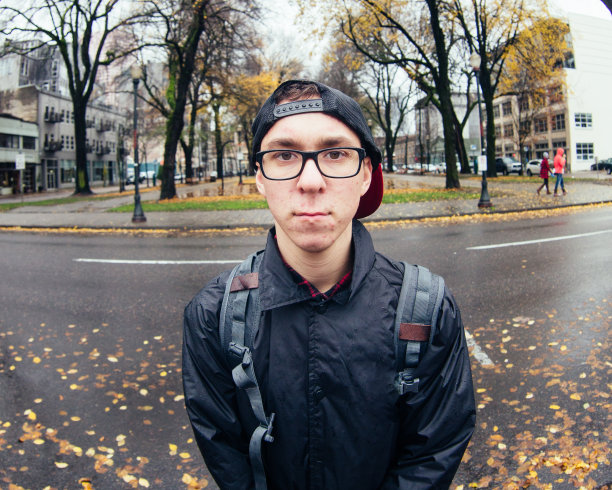 俄勒冈州波特兰市穿着雨衣的城市年轻人图片下载