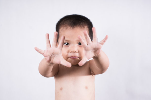 一个微笑的男孩牵着手的肖像图片下载