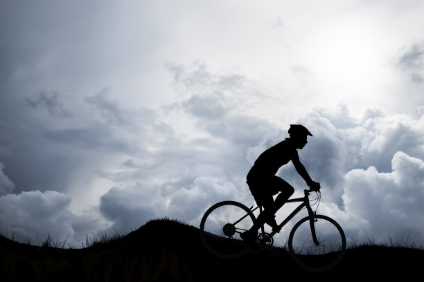 在暴风雨中骑车的人图片下载