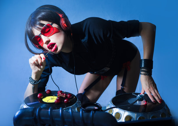 DJ女孩吃樱桃和黑胶唱片图片下载