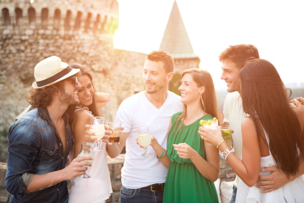 朋友们在户外玩。图片下载