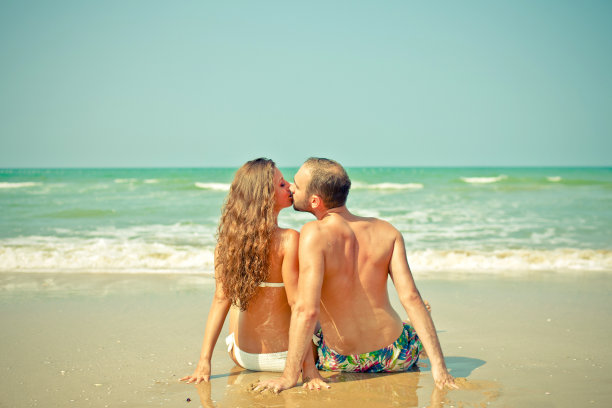 海滩上一对美丽的情侣图片下载