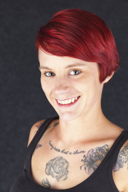 穿黑色t恤的红头发图片下载