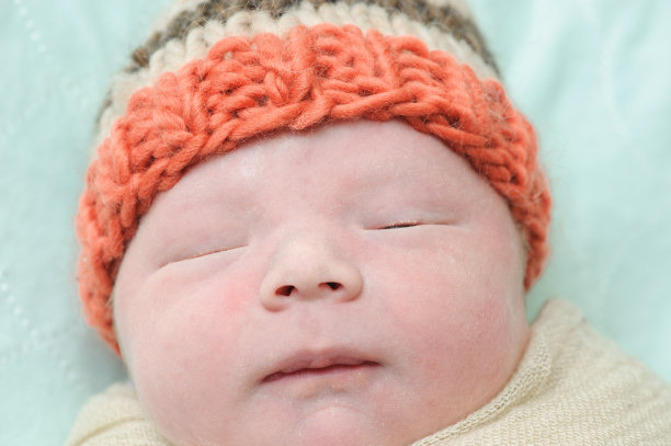 新生儿睡觉的男孩图片下载