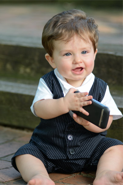 有手机的男孩图片下载
