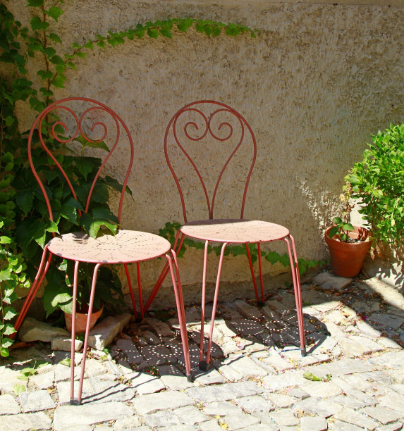 两把红色的锻铁椅子图片下载