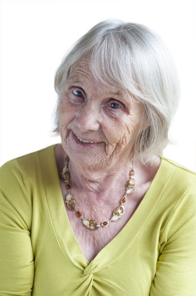 一位微笑的老妇人的肖像图片下载