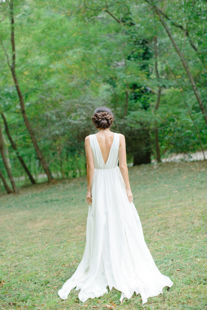 捧着一束花的漂亮女人图片下载