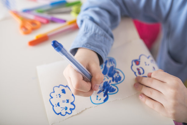 女孩正在用马克笔和铅笔画画图片下载