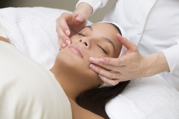 水疗系列:年轻美女做面部按摩图片下载