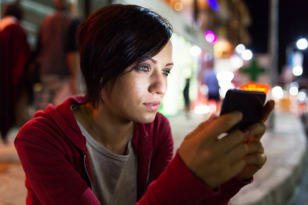 年轻女子在智能手机上输入短信图片下载