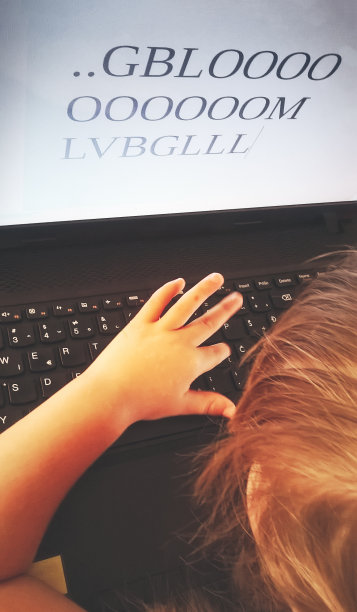 小女孩在笔记本电脑键盘上打字图片下载