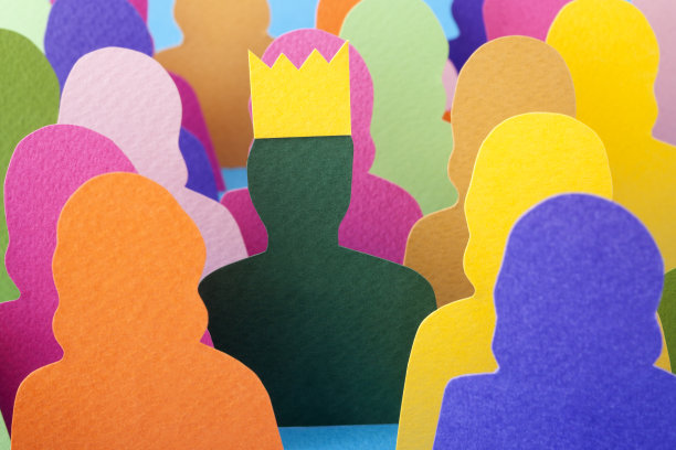 戴皇冠的人图片下载