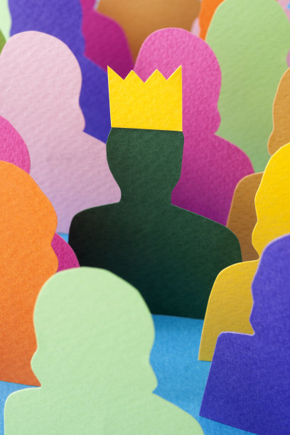 戴皇冠的人图片下载