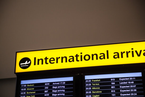 国际旅客在机场签到图片下载
