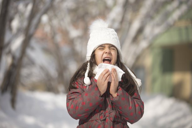 小女孩打喷嚏图片下载