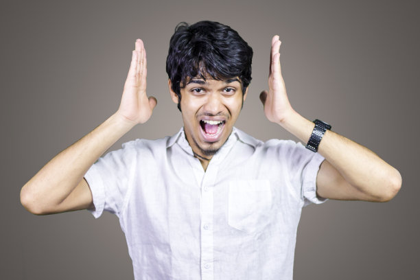 年轻人大喊大叫图片下载