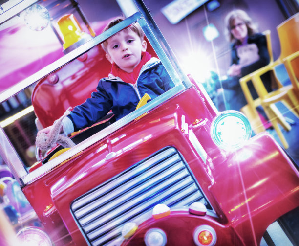 旋转木马上的孩子图片下载