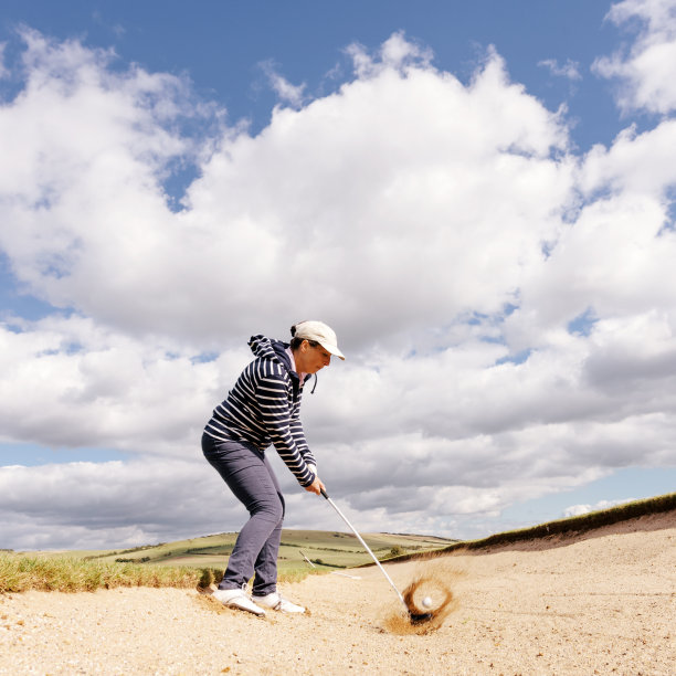 走出掩体图片下载