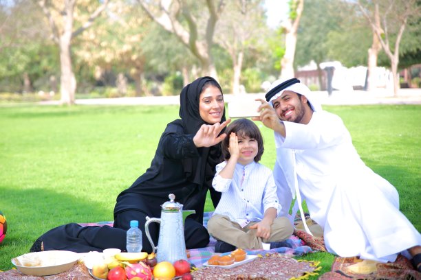 阿拉伯家庭在公园自拍图片下载