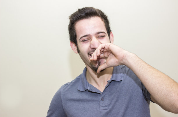 在彩色背景上的笑着的年轻人的肖像图片下载