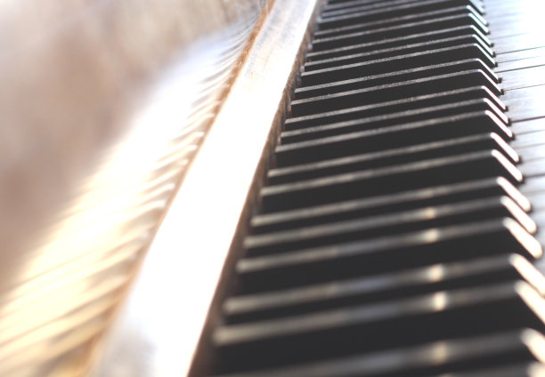 弹钢琴图片下载