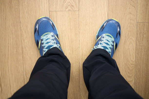 脚放在木地板上图片下载